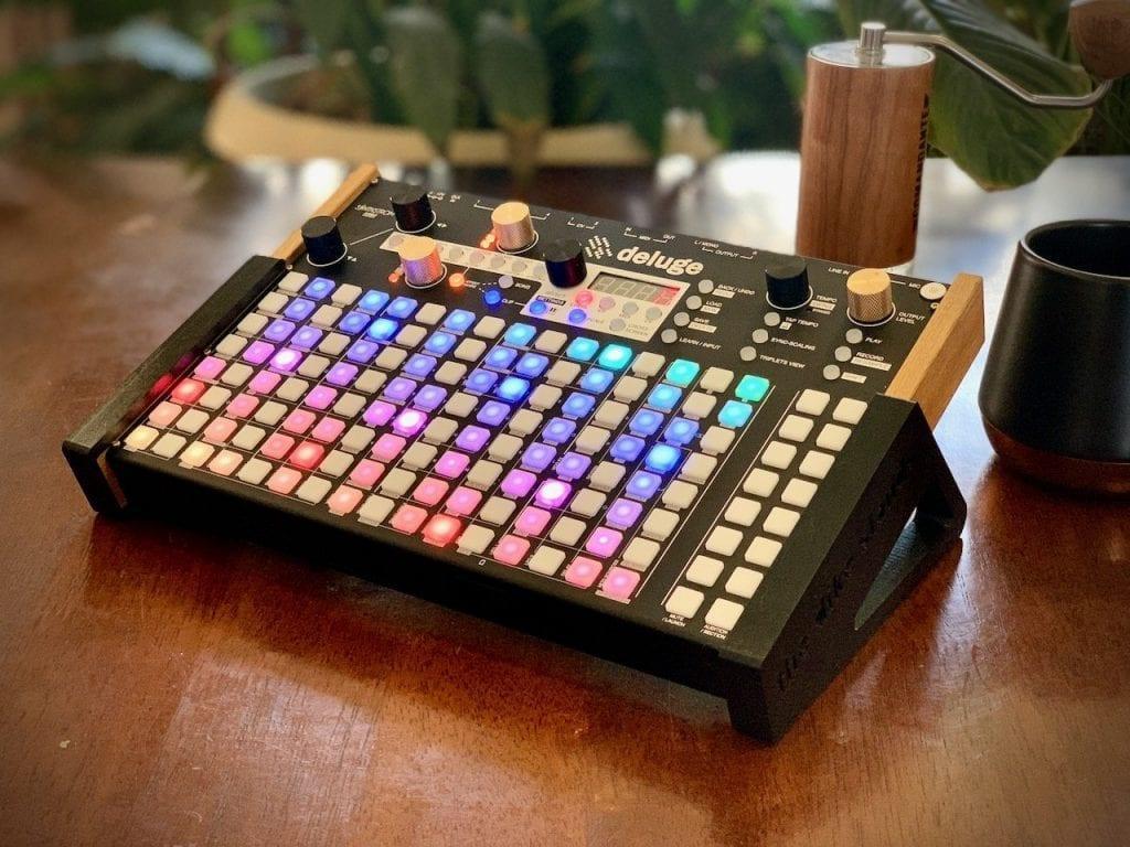 3D printed stand for the Synthstrom Deluge - spillerphoto